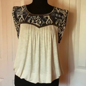 W5 Print/Cream Top, Size Medium.